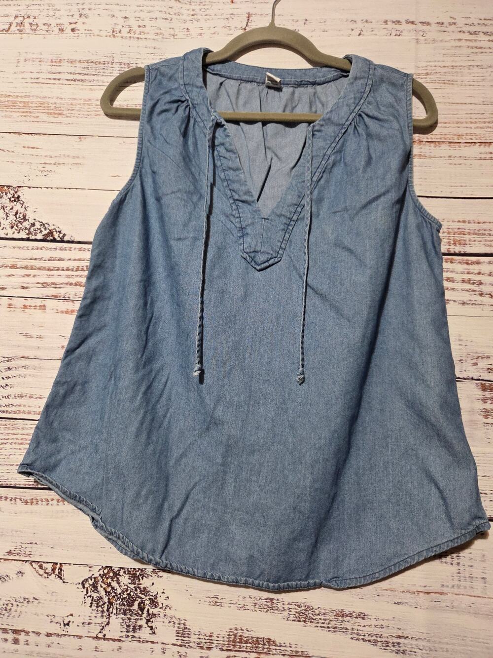 Old Navy Shirt Ladies Medium Sleeveless Chambray Light Weight